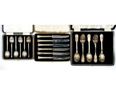 A SET OF SIX GEORGE V SILVER SEAL TOP COFFEE SPOONS SHEFFIELD 1927 CASED, A SET OF FIVE SILVER TEASPOONS FIDDLE THREAD AND SH