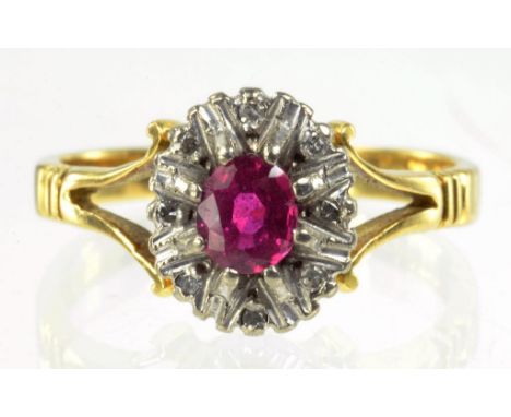 A RUBY AND DIAMOND CLUSTER RING IN GOLD MARKED 18CT, 4G