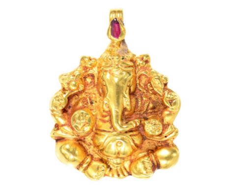 AN INDIAN GOLD GANESH PENDANT SET WITH A SMALL RUBY, 12.5G