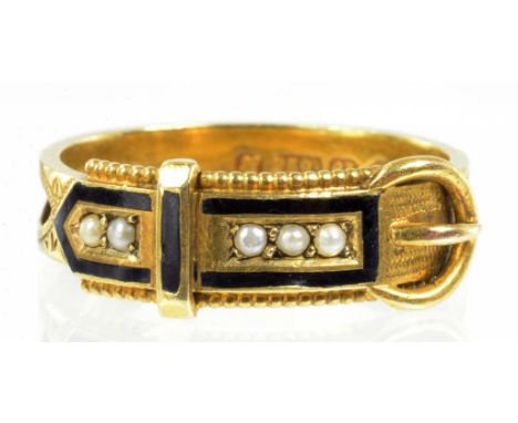 A SPLIT PEARL AND 15CT GOLD AND BLACK ENAMEL MOURNING RING OF BUCKLE DESIGN ENGRAVED J.E 1907 CHESTER 1908, 3.5G