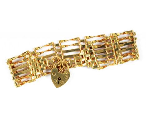 A 9CT GOLD GATE BRACELET WITH PADLOCK, 13G