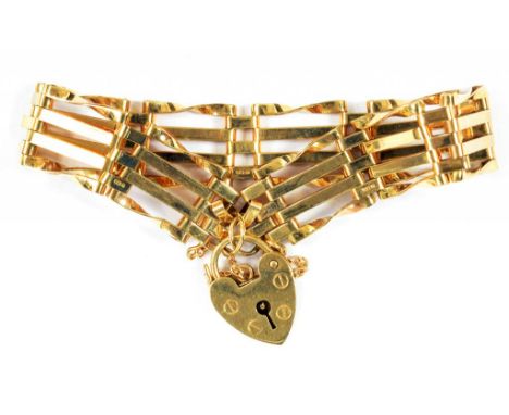 A 9CT GOLD GATE BRACELET WITH PADLOCK, 9.3G