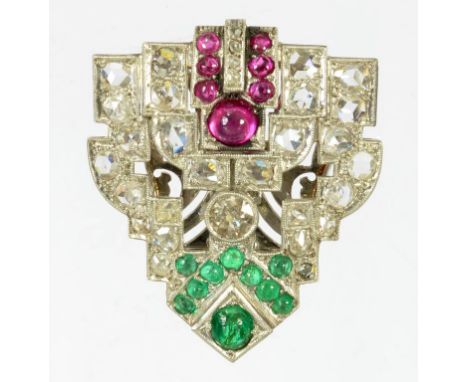 AN ART DECO RUBY EMERALD AND DIAMOND CLIP BROOCH, 10.8G