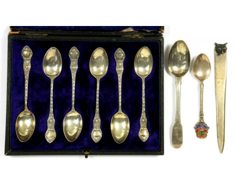 AN ELIZABETH II SILVER FOX MASK LETTER KNIFE 14CM L BIRMINGHAM 1975 A SET OF SIX SILVER COFFEE SPOONS SHEFFIELD 1909 AND TWO 