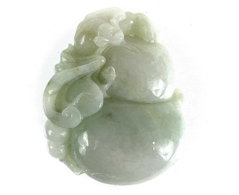 A Chinese double gourd carved jade. Length 5.5cm.There are no apparent condition issues.