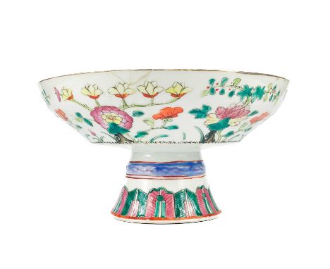 A Chinese famille verte porcelain comport, 19th century. With painted enamel decoration of peaches and leaves to the interior