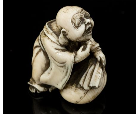 An Oriental ivory netsuke, carved as a man making a hand gesture, height 3cm