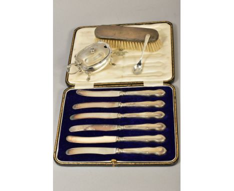 A CASED SET OF SIX GEORGE V SILVER HANDLED TEA KNIVES, Sheffield 1914, a silver backed clothes brush, engine turned decoratio