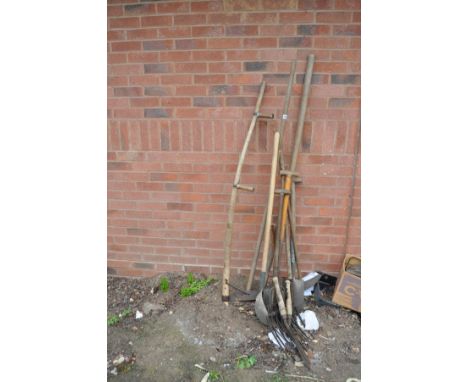 A QUANTITY OF VINTAGE GARDEN TOOLS including a scythe, forks, hoes, etc (12)
