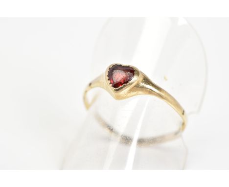 A 9CT GOLD RING, with a central heart shaped garnet, to the plain polished band, with a 9ct hallmark for Birmingham, ring siz