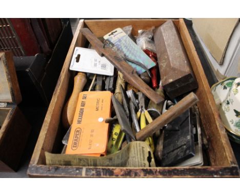 Box of hand tools, pad saws, drawer knife, hexagon key set, pliers, tape measure etc