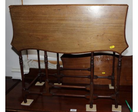 An Edwardian mahogany "spider" gate leg table with serpentine shaped leaves