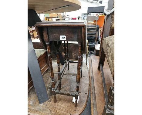 A small oak gate leg occasional table. 