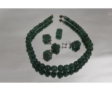 A SINGLE STRAND OF GRADUATED SPINACH JADE BEADS A/F, L 35 cm, together with five shaped panels