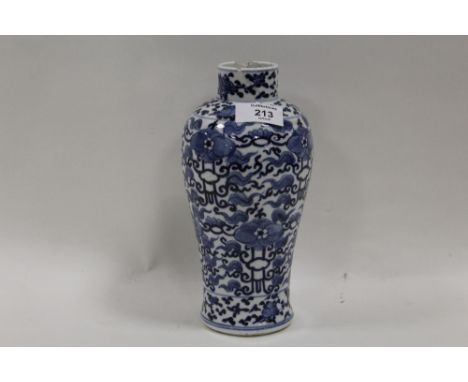 AN ORIENTAL CERAMIC BLUE AND WHITE VASE WITH FOUR FIGURE CHARACTER MARKING TO BASE A/F