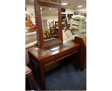 A MODERN GLASS TOPPED CONSOLE TABLE H-78 W-117 CM WITH A MATCHING MIRROR (2)
