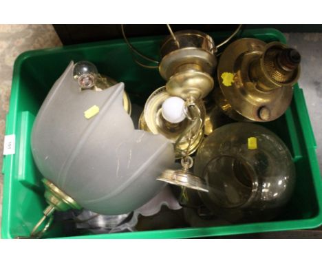 A TRAY OF VINTAGE OIL LAMP PARTS, LIGHT SHADES ETC
