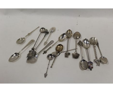 A BAG OF ASSORTED SILVER AND WHITE METAL TEASPOONS 