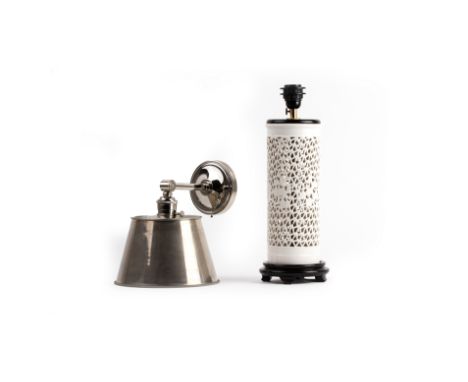 A BLANC DE CHINE TABLE LAMP AND NICKEL PLATED WALL LIGHT
The blanc de chine example with pierced foliate decoration (2)

Tabl