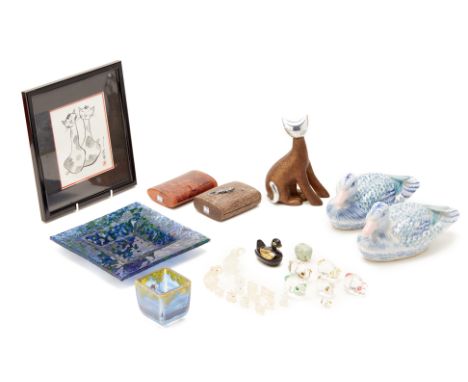 AN ASSORTMENT OF GLASS ANIMALS AND OTHER DECORATIVE ITEMS
The glass animals modelled as pigs, rabbits and monkeys; two wood t