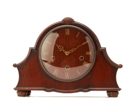 A SMITHS ENFIELD CHIMING MANTEL CLOCK
Brass Roman numeral chapter ring, striking on eight gongs, pendulum present, with key
2
