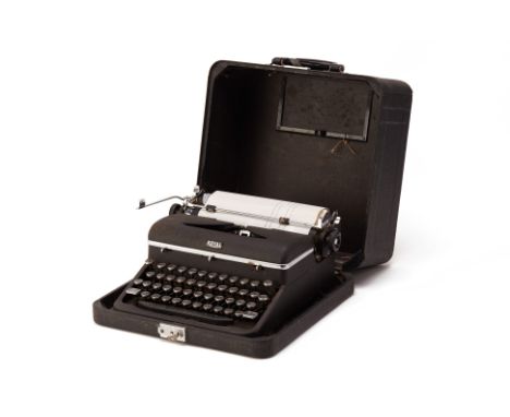 A MID 20TH CENTURY ROYAL TYPEWRITER
In case
Case measures 17cm x 33cm x 33cm
Condition: Minor signs of wear commensurate with