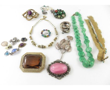 A small quantity of vintage costume jewellery, largely brooches