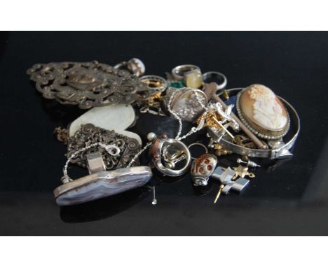 Assorted costume jewellery, to include silver and white metal rings, pendants, swivel fobs, belt buckle etc 