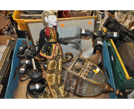 A box of miscellaneous items to include a pair of modern table lamps, print of the discharged fifer, and an eastern puppet