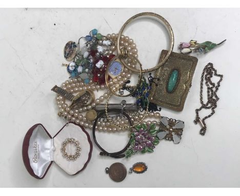 A collection of miscellaneous costume jewellery, to include yellow metal heart shaped locket, faux pearl two-string choker, y