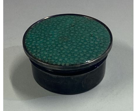 A silver and shagreen snuff box. Birmingham 1902. By Horton & Allday. Approx. 30 grams. Est. £100 - £150.