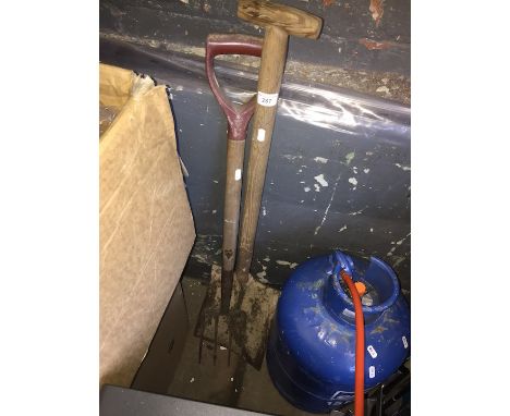 A spade and fork 