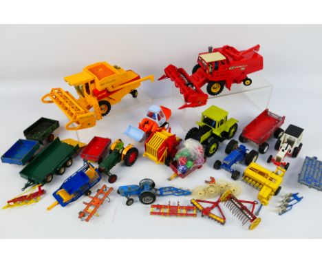 Britains - Crescent - Corgi  - A collection of unboxed farm items including Massey Ferguson 760 Combine, New Holland TR 85 Co
