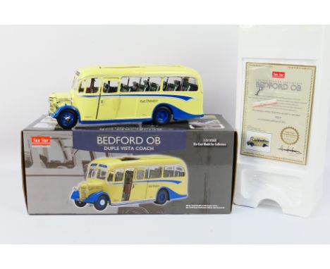 Sun Star - A boxed Sun Star #5010 diecast Limited Edition 1:24 scale Bedford OB Duple Vista Coach in East Yorkshire Motor Ser