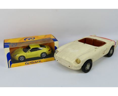 Pedigree - Gate - A rare vintage Sindy / Tammy MGB Roadster in very hard to find white finish. Also a boxed 1:18 scale Porsch