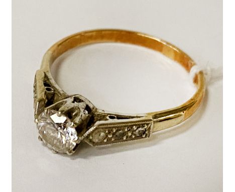 YELLOW GOLD DIAMOND RING CENTRE STONE IS APPROX 0.40CTS WITH 6 SMALL DIAMONDS TO THE SIDE SIZE P/Q