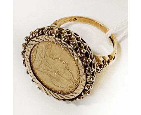 HALF SOVEREIGN GENTS RING - SIZE N - 10.5 GRAMS
