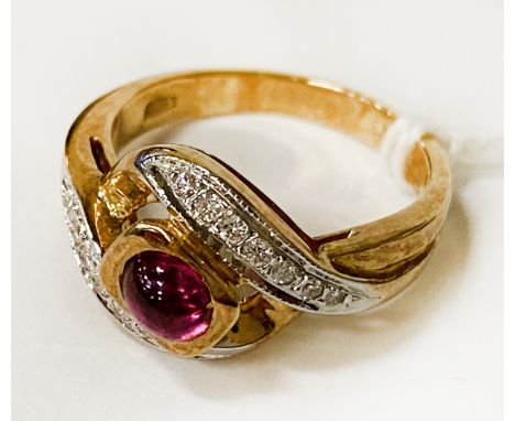 18CT YELLOW GOLD DIAMOND &amp; CABOUCHON RUBY RING - SIZE K