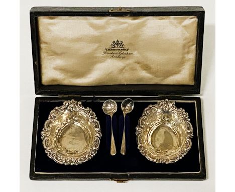 HM SILVER SALTS WITH SPOONS - CASED - 19 GRAMS