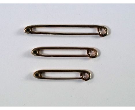 A set of three 15ct gold graduated gentlemen's tie or cravat pins, with wave design engraving, in fitted Art Deco box approx 
