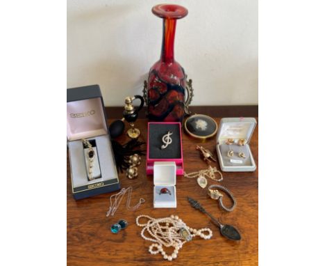 TWO PAIRS OF 9ct GOLD EARRINGS, APPROX 6g, MDINA GLASS VASE, PERFUME SPRAY, OTHER COSTUME JEWELLERY, ETC., SILVER SPOON AND T