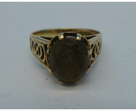 A 9ct gold and quartz ring, 3.2g, M