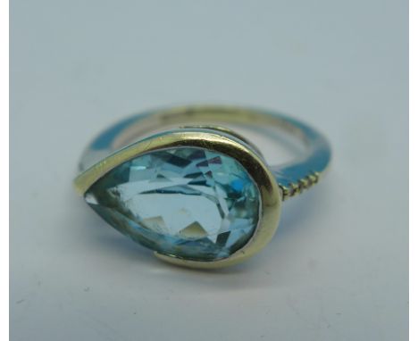 A 9ct white gold and blue stone ring, 3.2g, K