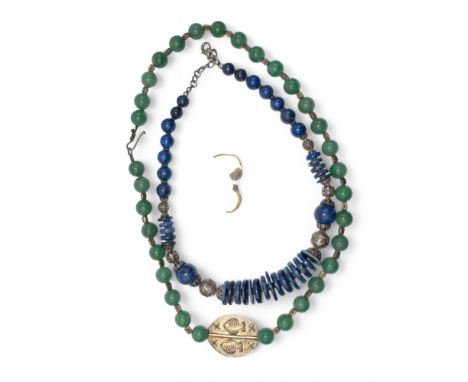 A mixed lot of jewellery, to include: [a] A lapis lazuli bead and silver coloured metal necklace [b] A green quartzite and fi