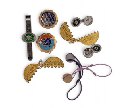 A mixed lot of gold jewellery, to include: [a] A pair of 18 carat white gold cufflinks [b] An 18 carat white gold and enamel 