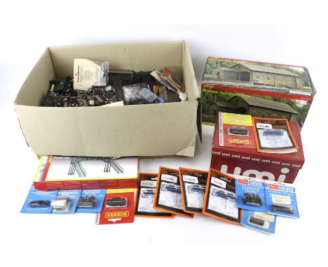 A collection of OO gauge model railway accessories. Including a boxed engine shed, track, etc.