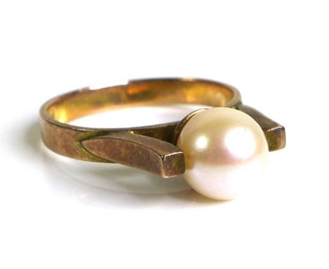 A 14ct gold ring set with pearl surrounded by unusual arching shoulder setting, marked 14k to band, size M/N, 3.3g 