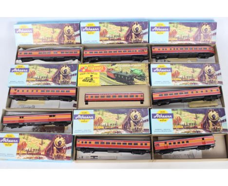 Athearn - Roundhouse - A rake of 9 x HO Gauge Coaches in Southern Pacific livery including Diner Car # 1798, Baggage Car # 17