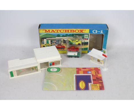 Matchbox - A boxed Matchbox G-1 Service Station Set. The set contains plastic service station building with petrol pumps and 