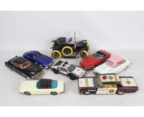 Unmarked Maker - A group of tinplate model cars in various scales all unmarked. Lot includes modern and circa 1960s issue, in